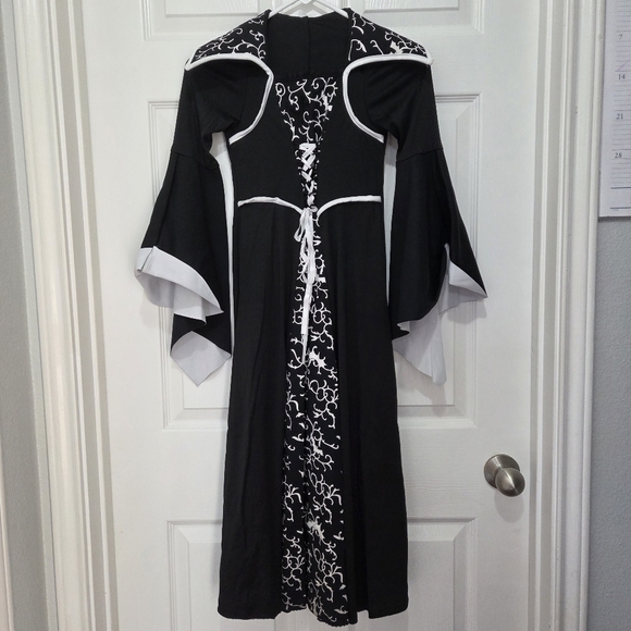 Spirit Halloween Child Midnight Vampiress Black & White Costume Size 6 Vampire - Picture 2 of 10